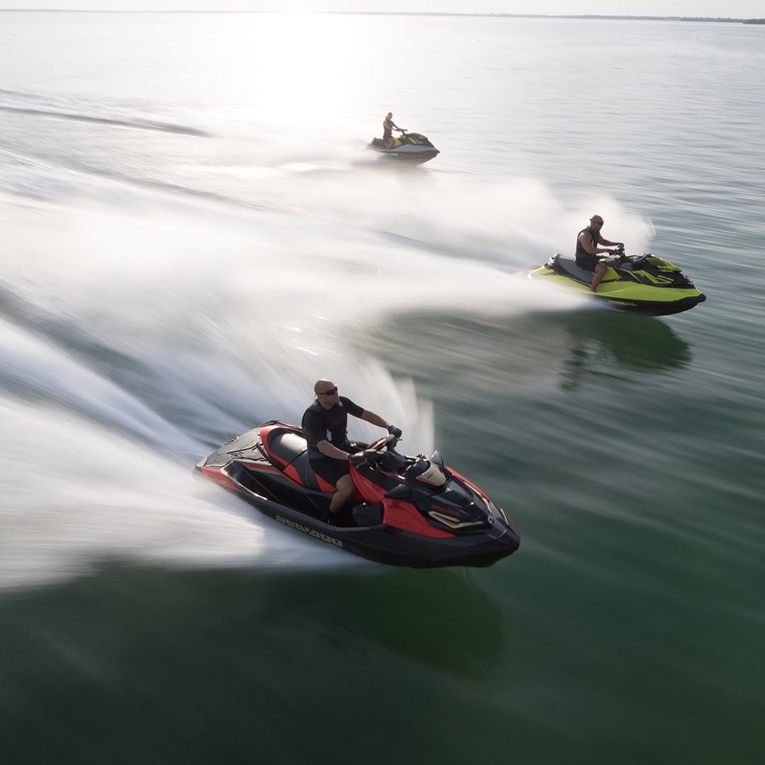 Comboio de jet skis navegando em formação