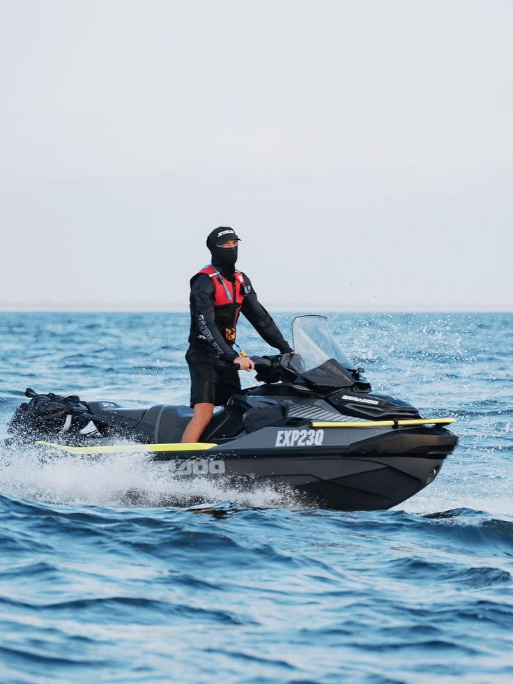 Jet ski equipado com bagagem de expedição em águas abertas