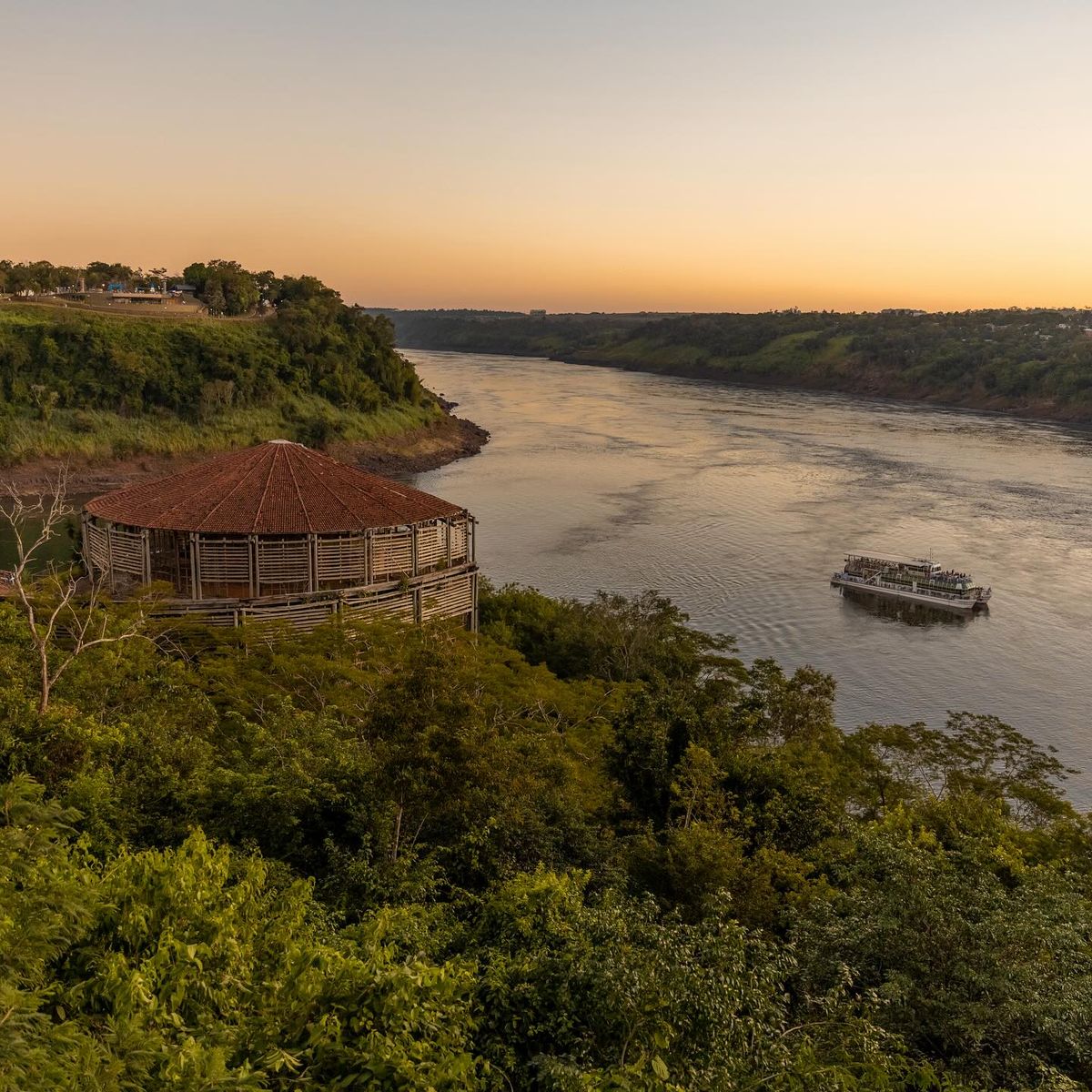 Marco das Três Fronteiras ao pôr do sol, no encontro dos rios
