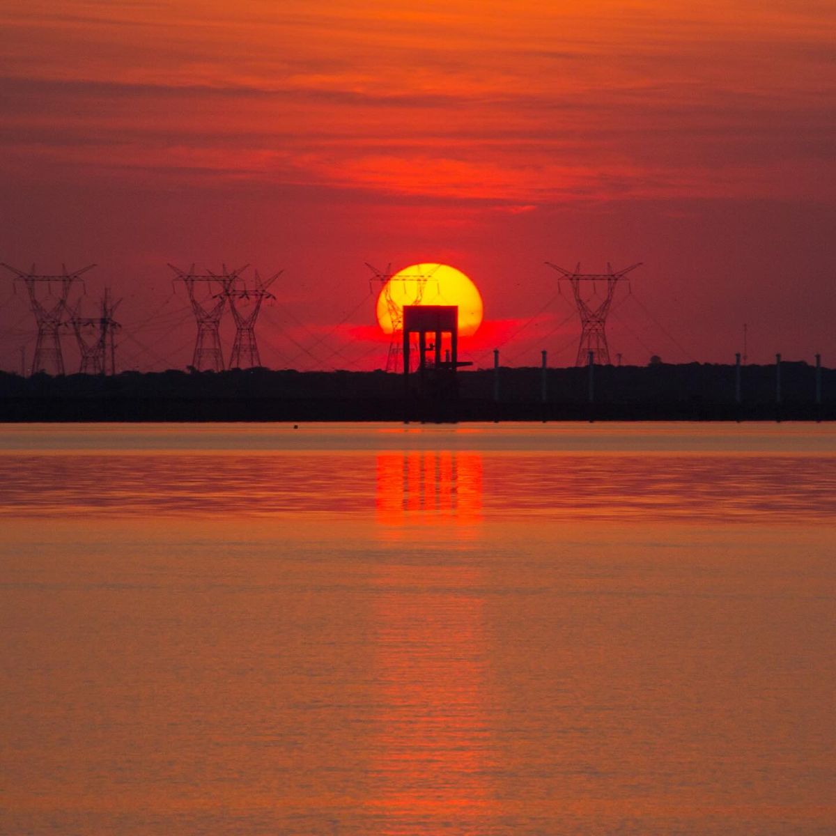 Pôr do sol sobre o Lago de Itaipu