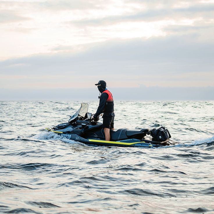 Piloto de jet ski equipado para expedição em águas abertas ao amanhecer